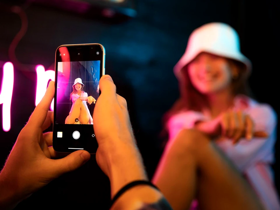 AI girlfriend apps comparison scene